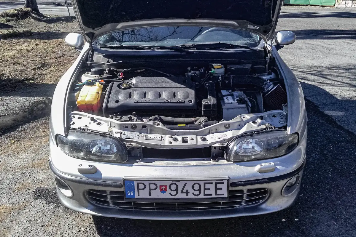 Motor 2.0 20V de cinco cilindros no compartimento de um Fiat Marea Weekend
