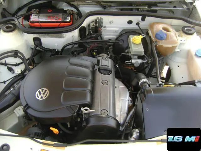 Motor AP instalado inclinado no compartimento de um Volkswagen Gol de segunda geração